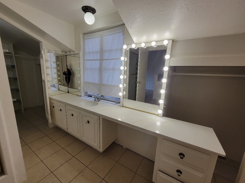 Building Photo - 13533 Leadwell St