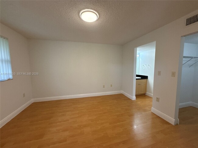 Building Photo - 9979 Nob Hill Ln