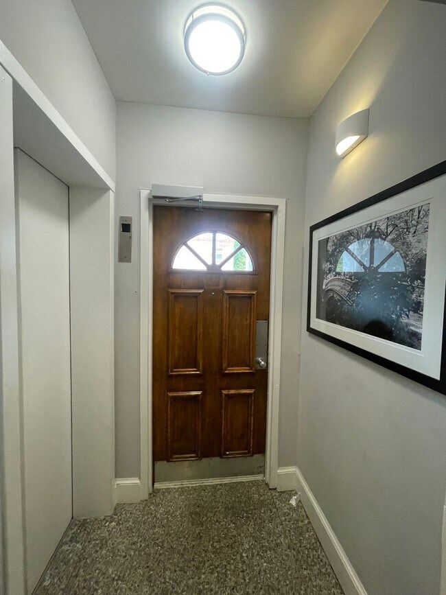 Building Photo - Dupont Circle 2-level Condo at The Cygnet. 1 Bed/1 Full Bath, Fireplace and Modern Kitchen