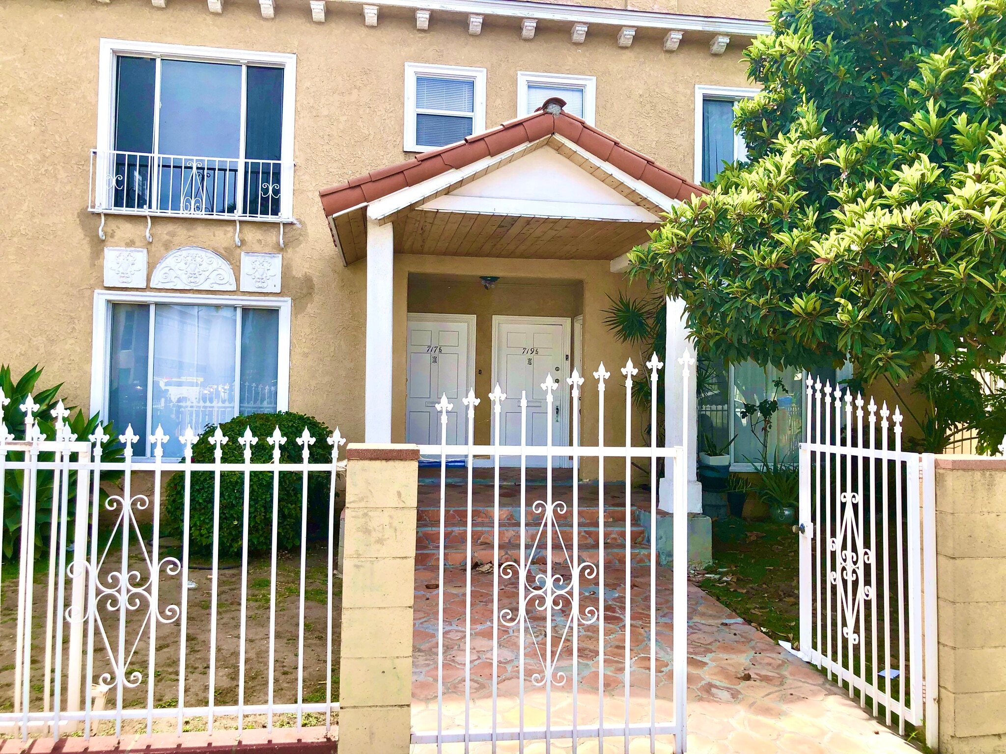 Main Entrance - 717 1/2 N Ridgewood Pl