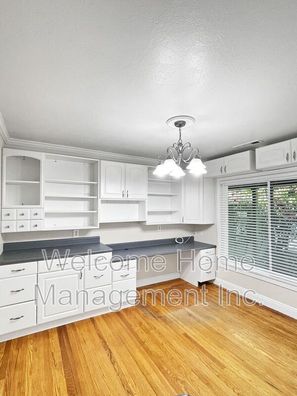 Building Photo - 2561 Olympic Blvd