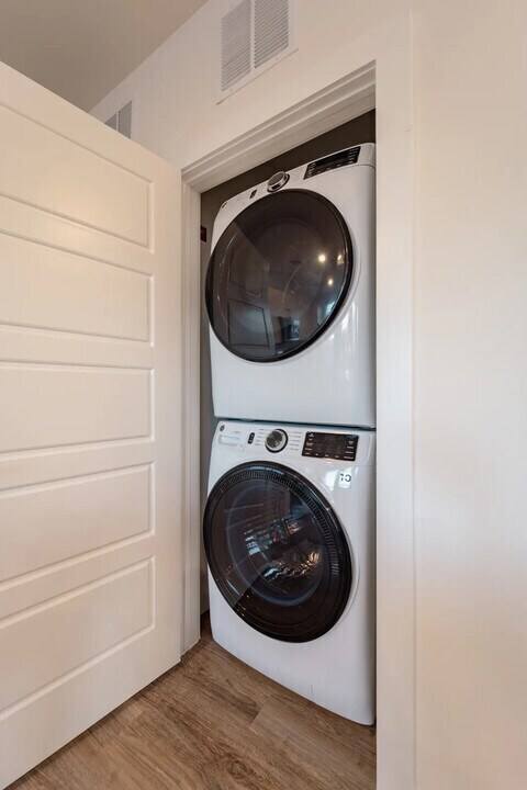 Building Photo - Move In Without the Extra Costs!