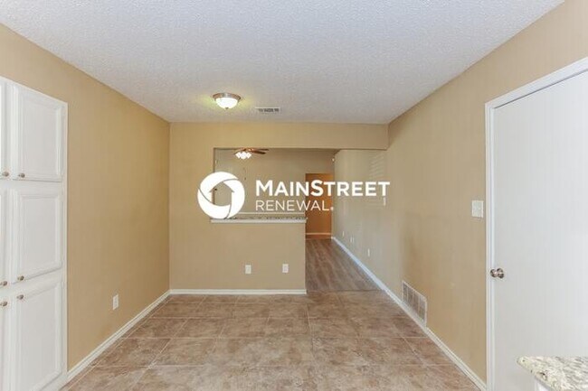 Building Photo - 4 Bedroom Pet-Friendly Home in Arlington, TX with Main Street Renewal