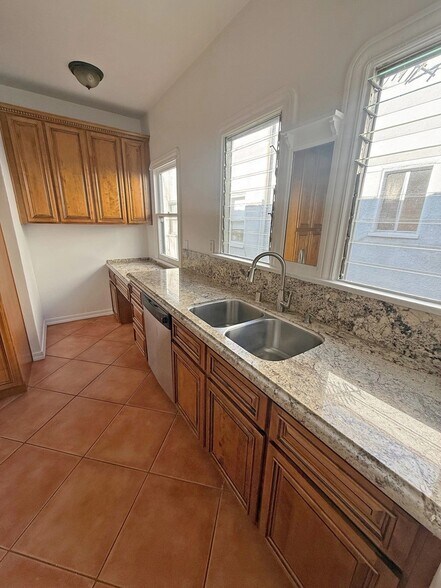 Building Photo - 335 N Orange Grove Ave