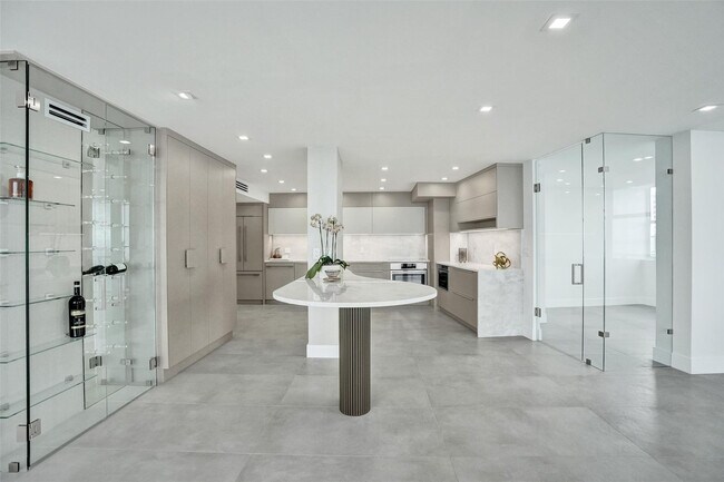 Building Photo - 209 N Fort Lauderdale Beach Blvd