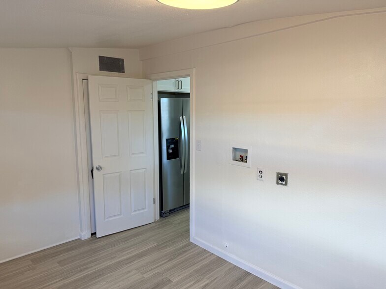 Building Photo - 394 N Livermore Ave