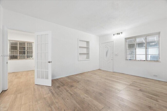 Building Photo - 2750 SW 26th St