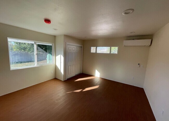 Building Photo - 1113 Riedel Ave