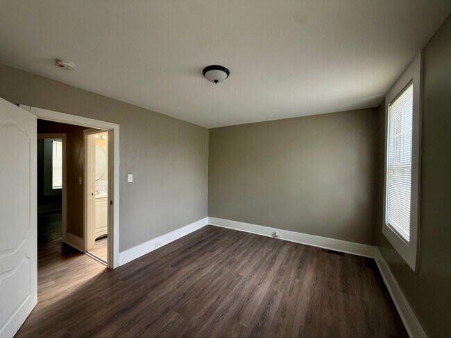 Building Photo - Move-In Ready 3BR Home with Modern Updates...