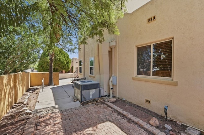 Building Photo - 934 N Campbell Ave