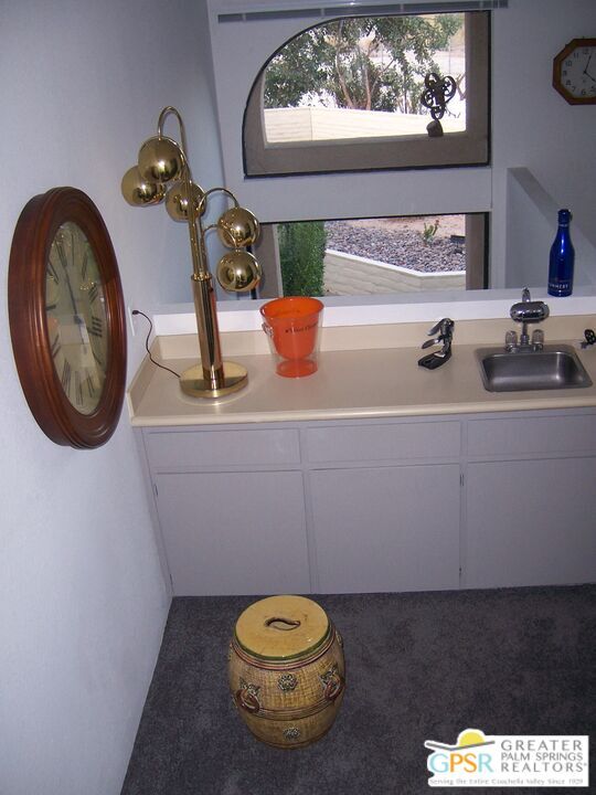 Building Photo - 882 Village Square N