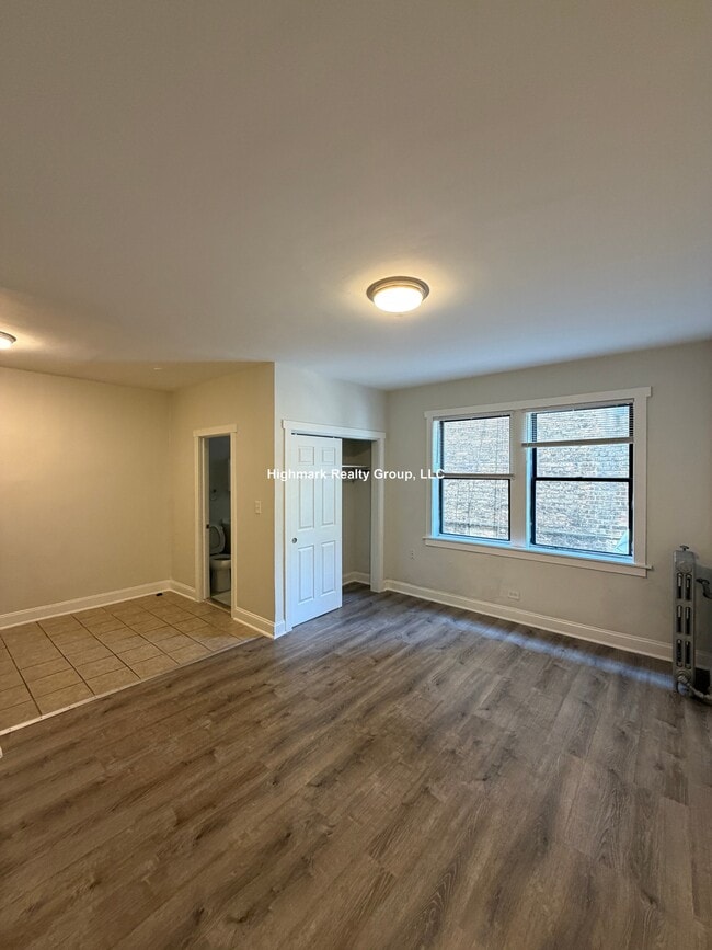 Building Photo - 839 W Sheridan Rd