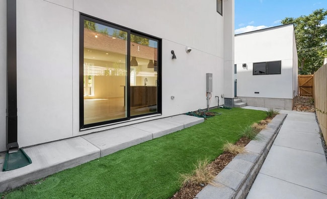 Building Photo - Modern 2 bed, 2.5 bath w/ rooftop!