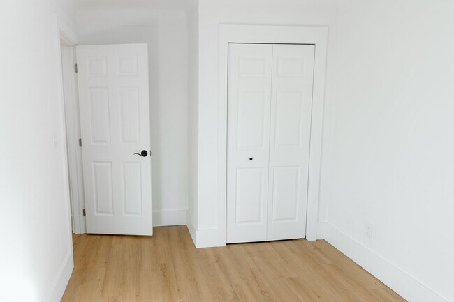 Building Photo - 114 Baker St