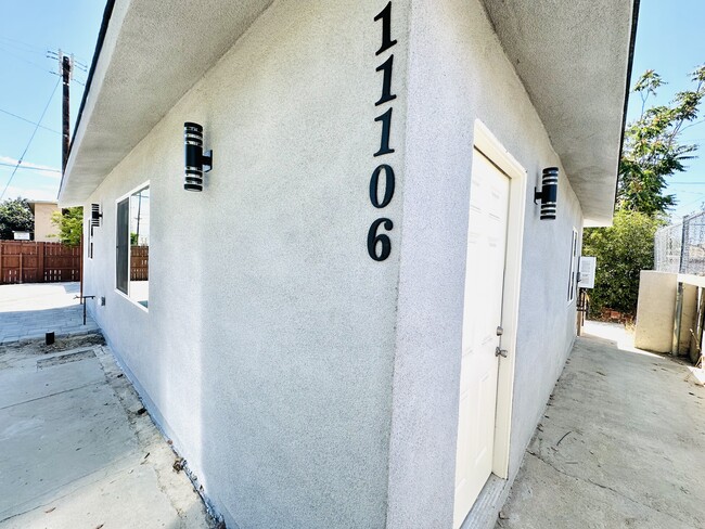 Building Photo - 11104 Oxnard St