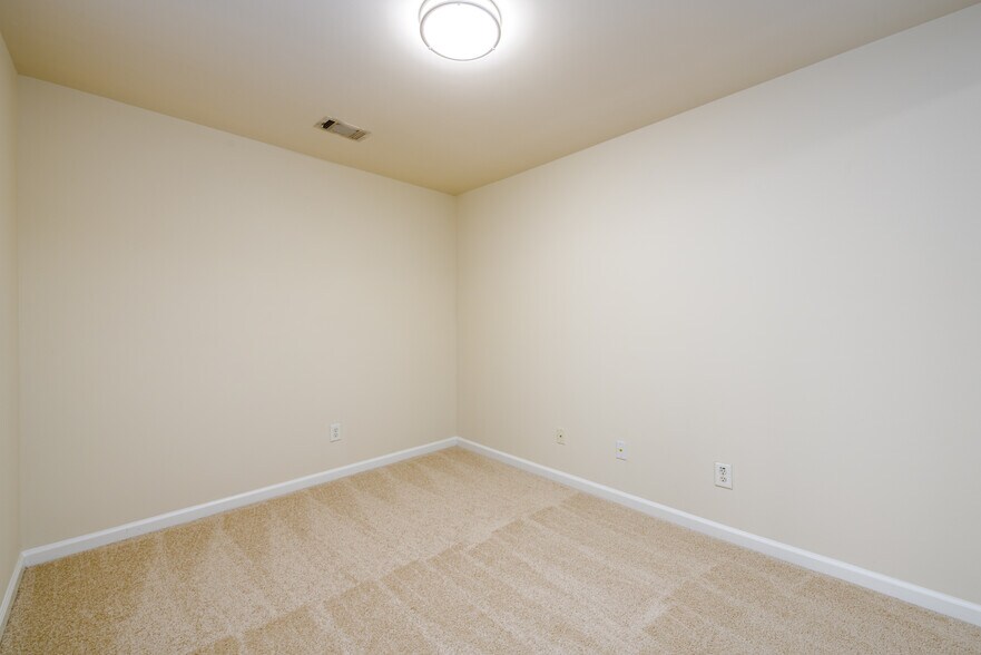 Building Photo - 1670 Granville Ct