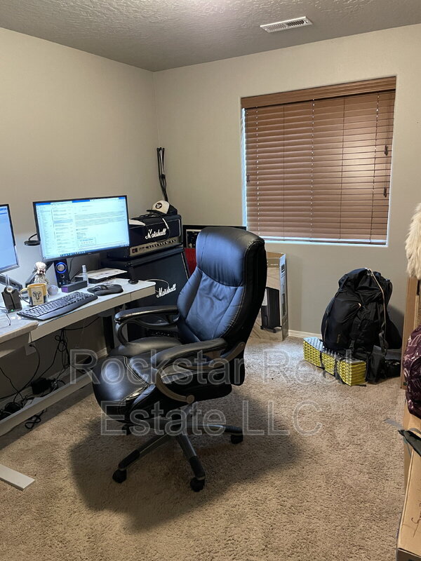 Building Photo - 1327 N Rogue River St