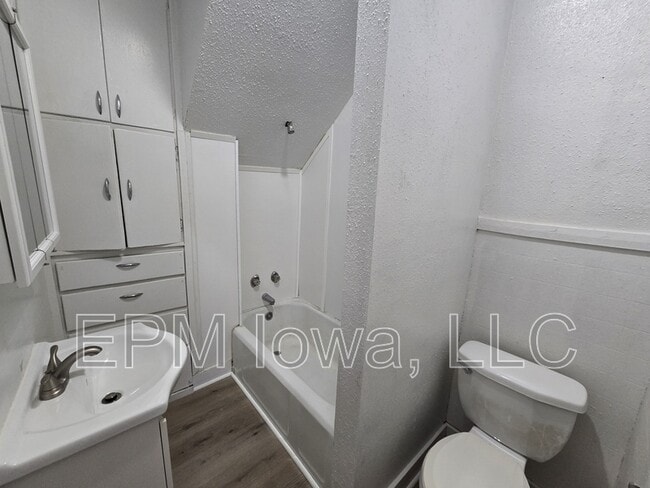 Building Photo - 406 Locust St