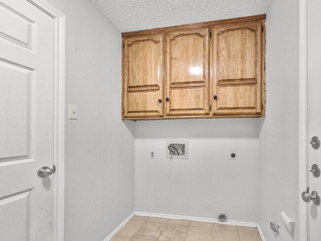 Building Photo - Coming Soon! 4 BR/2BA | Newly Renovated Single Family Home | Covered Patio | In Waxahachie!
