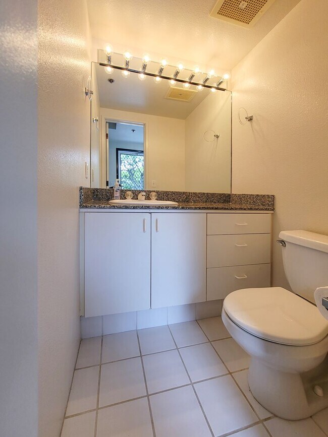 Building Photo - Rarely Available 2BR / 2.5Bath / 2 Parking Carport with 2 Storage Lockers at Nuuanu Streamside!
