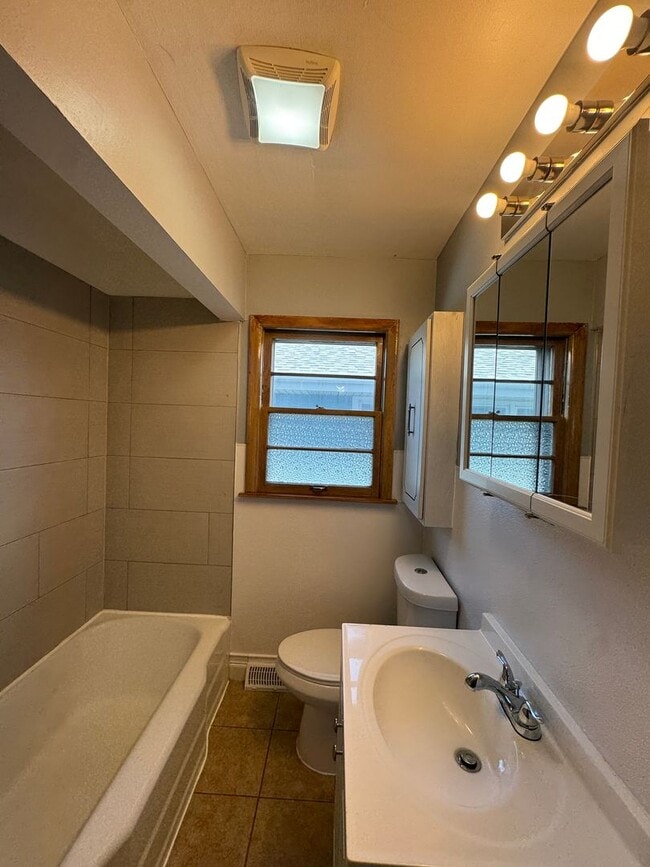 Building Photo - 3 bedroom, 2 bathrooms, 2 car garage-Ranch...