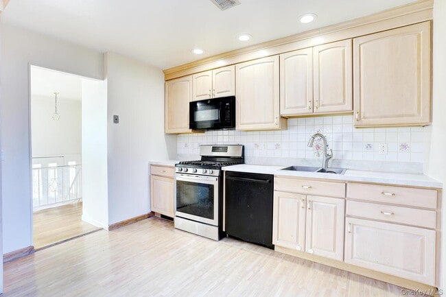 Building Photo - 12 Van Gogh Ln