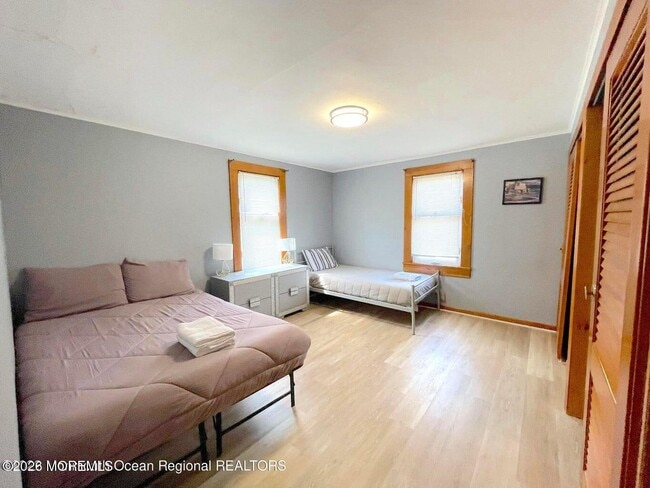 Building Photo - 137 Oakland St