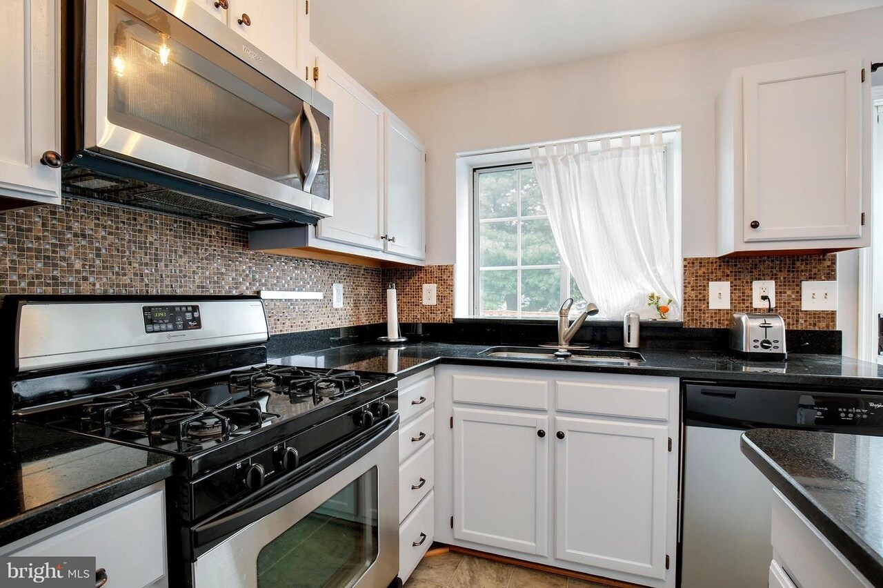 Building Photo - 6563 Old Carriage Dr