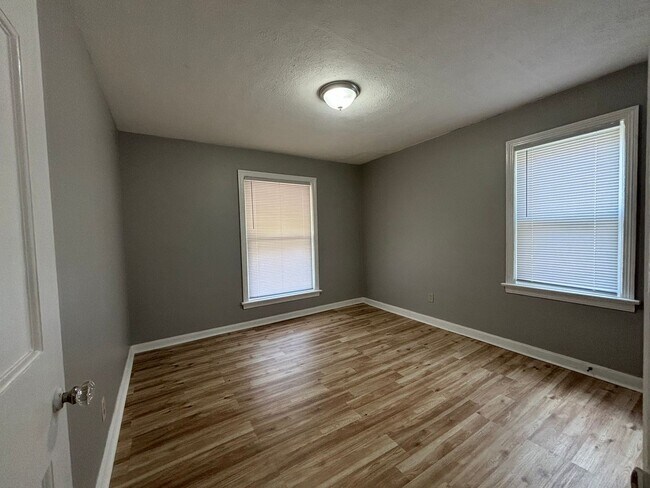 Building Photo - Spacious Single Family 3 Bedroom with Central Air - Will Not Last Long!