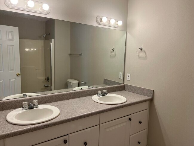 Building Photo - 9 Lantana Ct