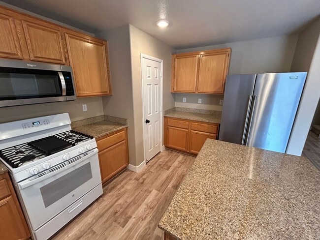 Building Photo - Charming 3 Bed/3Bath/1Car 2-Story Home nestled in this comfortable northwest community in Walnut ...