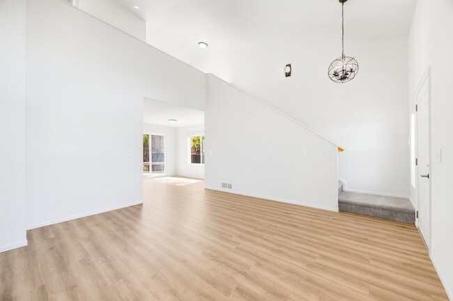 Building Photo - 2 bed/ 2.5 bath duplex in established neighborhood with corner lot