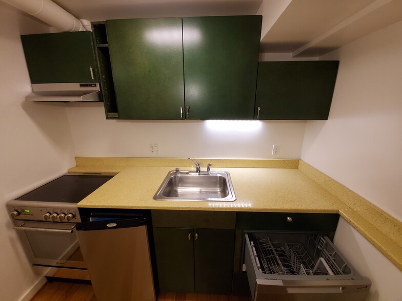 Fully equipped kitchen with dishwasher - 2506 Cliffbourne Pl NW