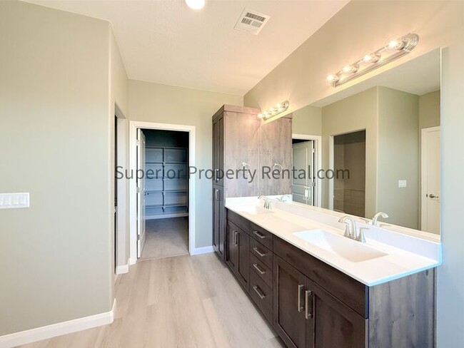 Building Photo - Gorgeous 3 bed, 3.5 bath 3 car garage home with views