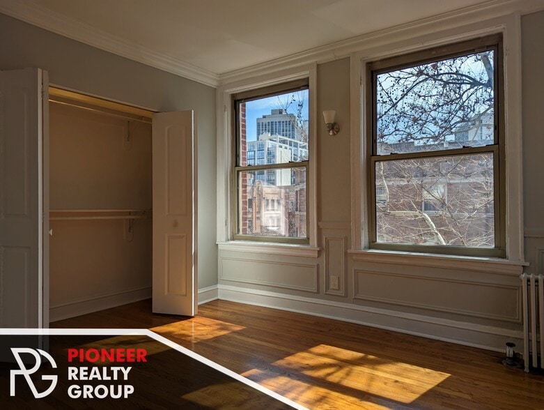 Building Photo - 546 W Surf St