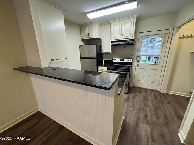 Building Photo - 2419 Robley Dr