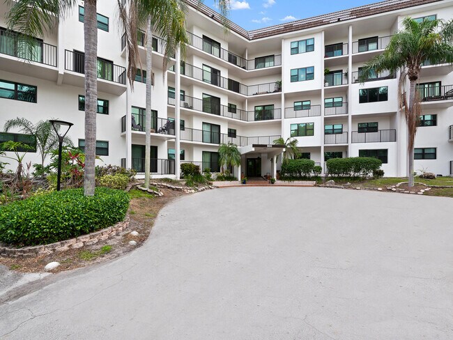 Building Photo - 900 River Reach Dr