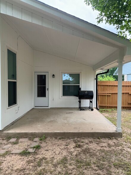 Backyard patio - 736 Patchway Ln