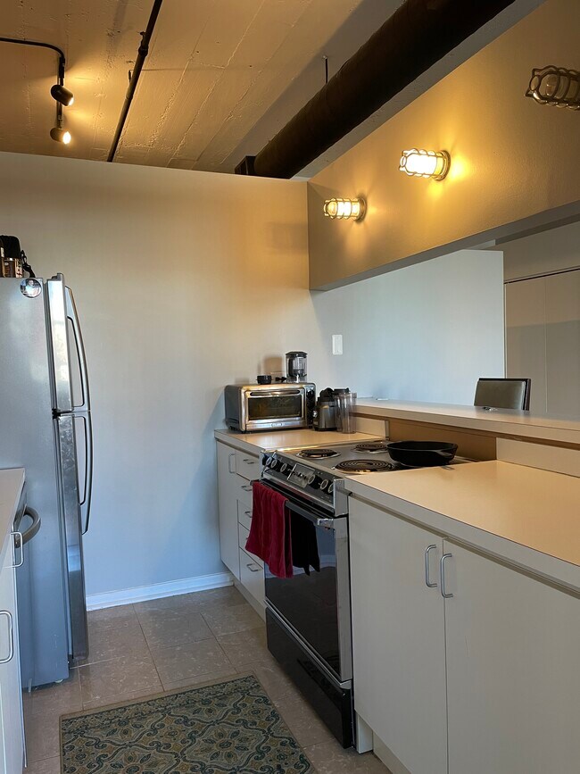 Building Photo - 621 S Plymouth Ct