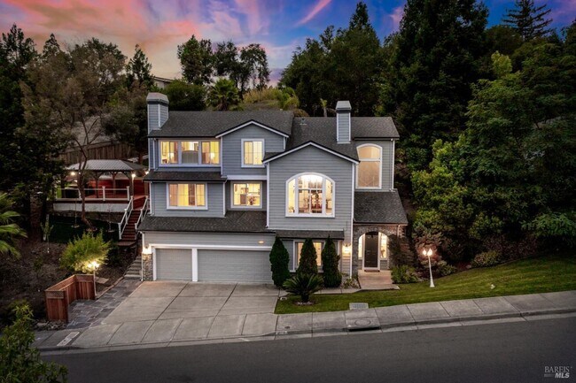 Building Photo - Luxury Living in Fountaingrove
