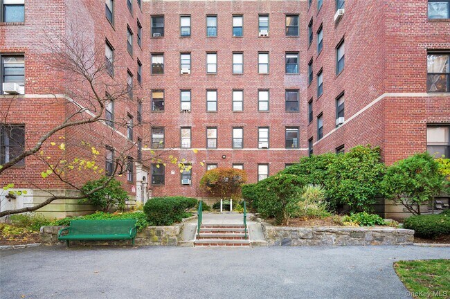 Building Photo - 212 Larchmont Acres