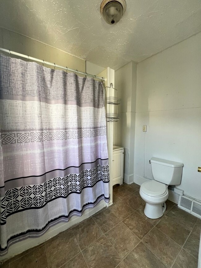 Building Photo - 3 Bedroom 1 Bath Available for Rent