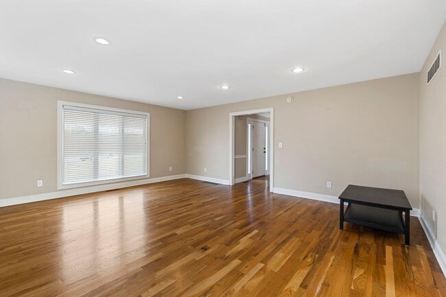 Building Photo - 1116 Shagbark Ln