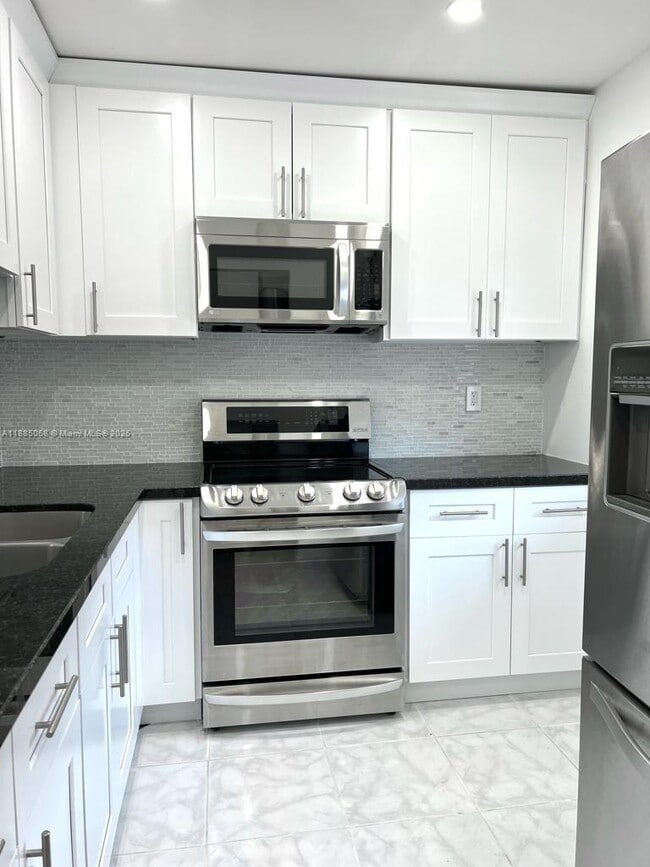 Building Photo - 5051 W Oakland Park Blvd