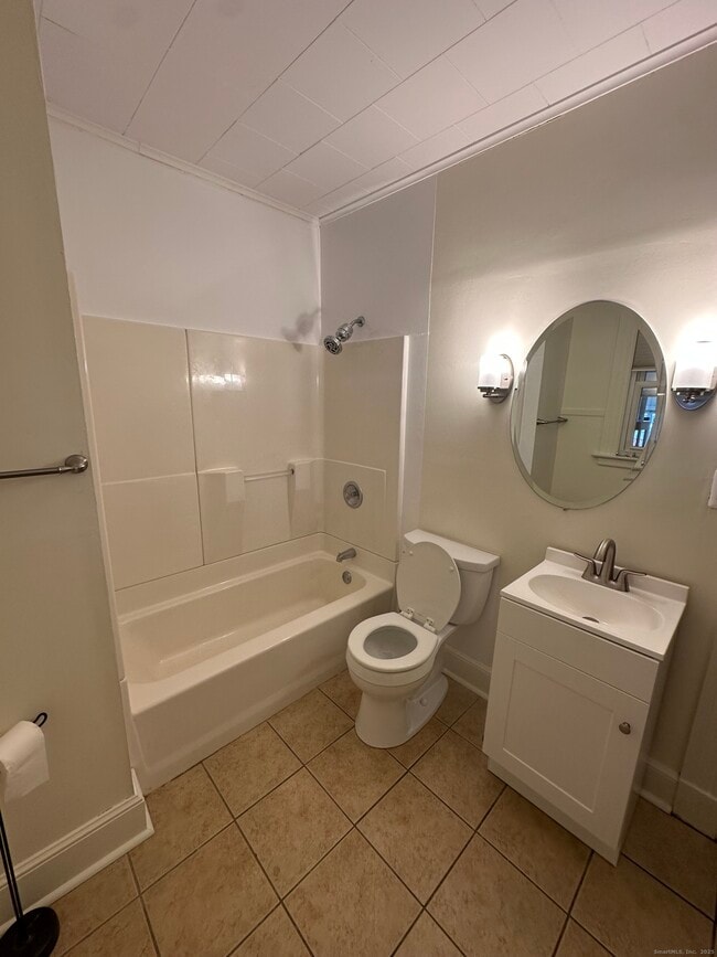 Building Photo - 421 Main St