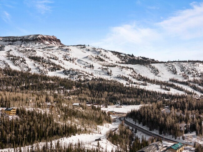 Building Photo - 220 Circle Dr