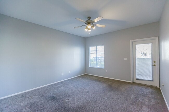 Building Photo - Downstairs condo located in Summerlin