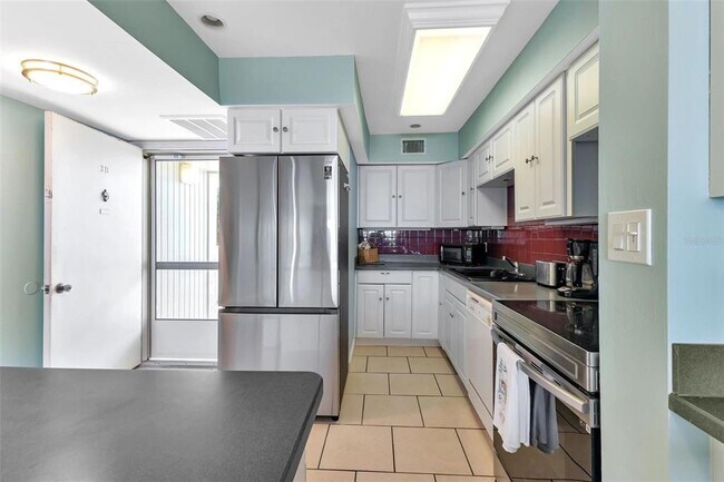 Building Photo - 1500 Park Beach Cir