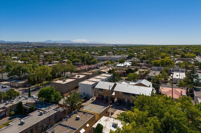 Building Photo - GREAT NEWER TOWNHOME DOWNTOWN!!!!!!