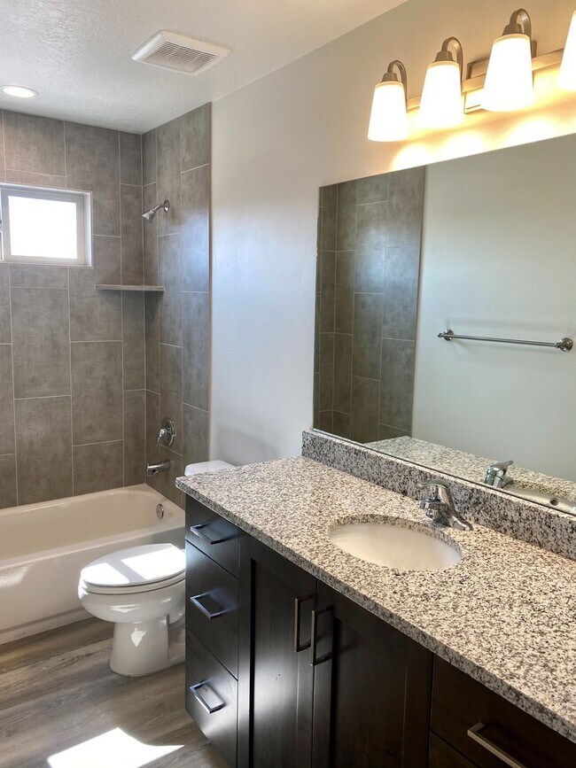 Building Photo - Townhome in Hurricane